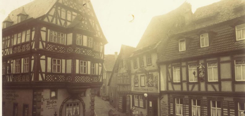 Giebelseite mit Schwarzem Adler und Fuhrwerk ca 1940