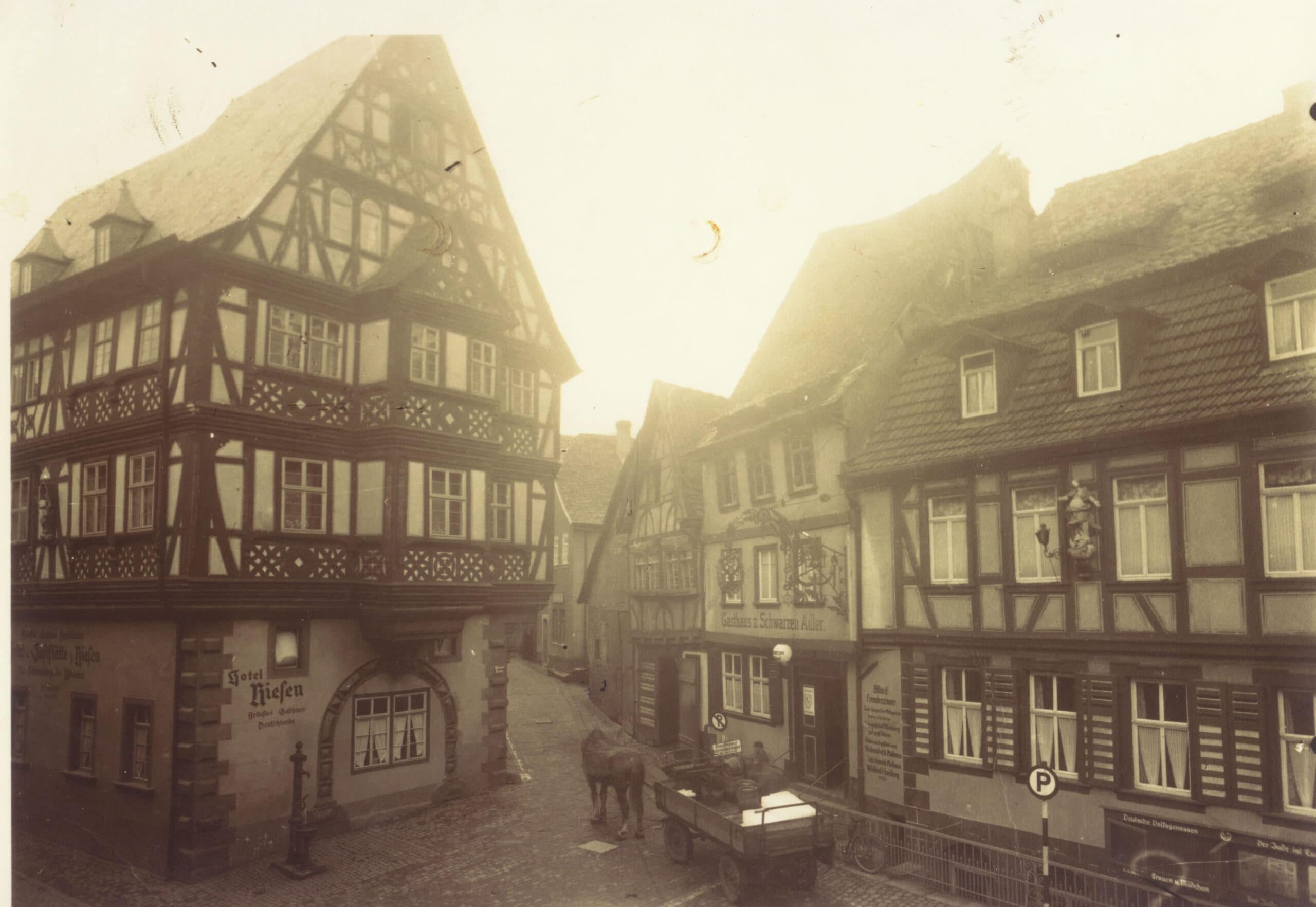 Giebelseite mit Schwarzem Adler und Fuhrwerk ca 1940